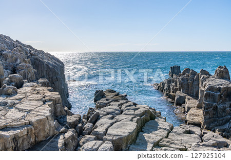 Sakai City, Fukui Prefecture, a popular tourist destination, sunny Tojinbo 127925104