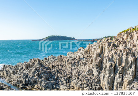 Sakai City, Fukui Prefecture, a popular tourist destination, sunny Tojinbo 127925107