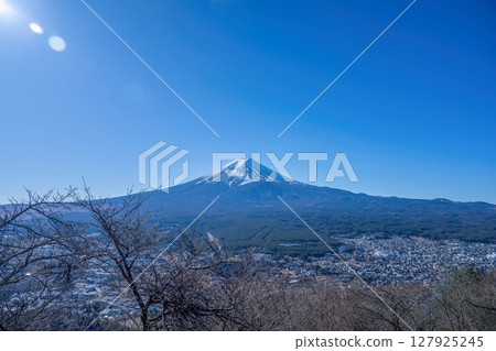從展望台眺望藍天白雲下的雄偉富士山 127925245
