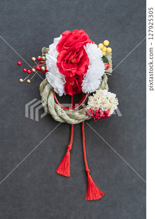 黑色背景上的新年裝飾品 127925305