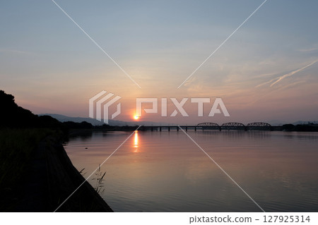 on the riverbed in the morning 127925314