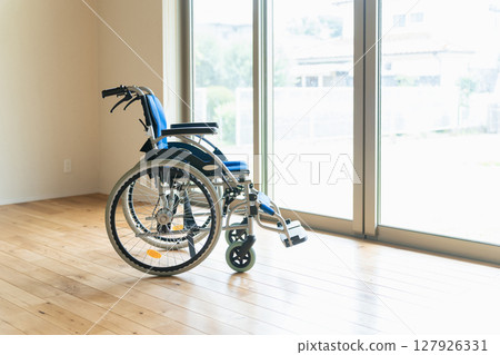 房間裡的輪椅 127926331