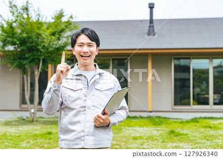 男工人帶我們參觀房子 127926340