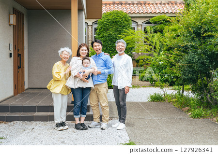 一家三代人在家門前圍著嬰兒，笑容滿面的合照 127926341