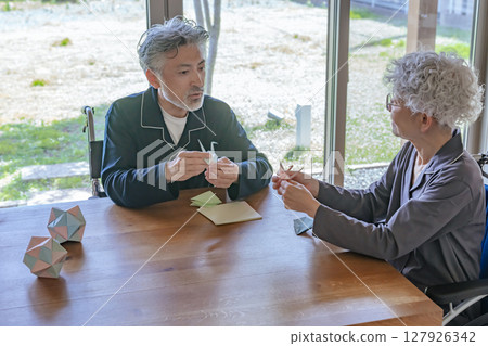 做摺紙的年長夫婦 127926342