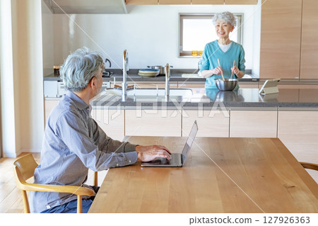 老年夫婦在餐廳休息 老年夫婦在餐廳休息 127926363