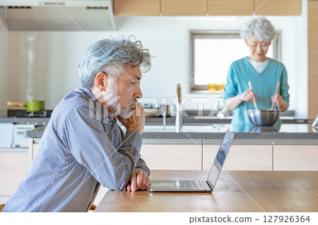老年夫婦在餐廳休息 127926364