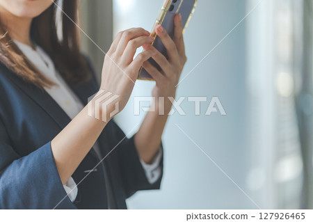 操作智能手機的女人 127926465