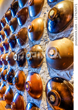 牆上嵌滿了常滑燒酒瓶 127926471