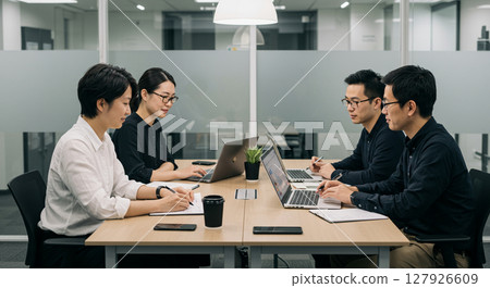 四個商人正在開會 127926609