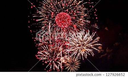 煙火點亮夏夜 127926652