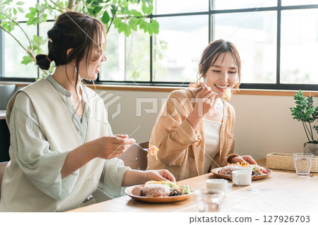 一位女士與她的女性朋友和媽媽朋友一起享用美味的午餐(女孩之夜) 一位女士與她的女性朋友和媽媽朋友一起享用美味的午餐(女孩之夜) 127926703