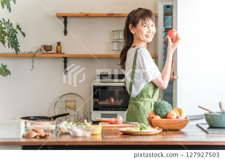 做飯,自己做飯,中年婦女從冰箱拿出食材 做飯,自己做飯,中年婦女從冰箱拿出食材 127927503