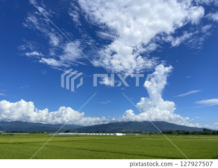 福島里山的鄉村風景和夏日天空中漂浮的雲彩(橫向) 福島里山的鄉村風景和夏日天空中漂浮的雲彩(橫向) 127927507