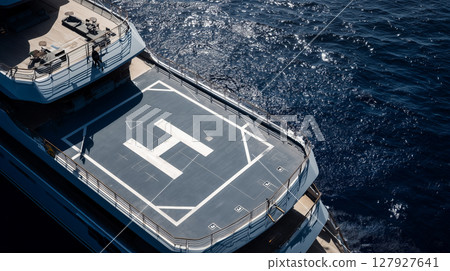 現代化豪華遊艇直升機停機坪 127927641