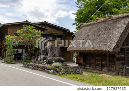 初夏的白川鄉,茅草屋頂與石佛像 初夏的白川鄉,茅草屋頂與石佛像 127927685