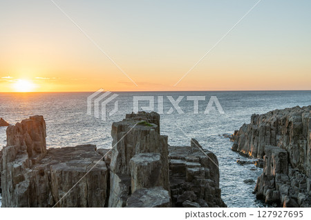 福井縣堺市:熱門旅遊景點,黃昏時的東尋坊,夕陽西下,美麗地落在地平線上 福井縣堺市:熱門旅遊景點,黃昏時的東尋坊,夕陽西下,美麗地落在地平線上 127927695