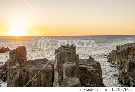 福井縣堺市：熱門旅遊景點，黃昏時的東尋坊，夕陽西下，美麗地落在地平線上 127927696