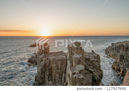 福井縣堺市：熱門旅遊景點，黃昏時的東尋坊，夕陽西下，美麗地落在地平線上 127927698