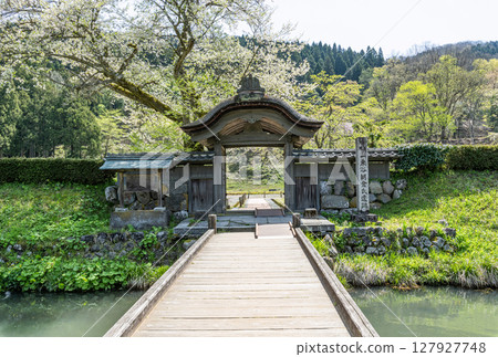 The Karamon Gate at the Ichijodani Asakura Clan Ruins on a clear day in Fukui City, Fukui Prefecture 127927748