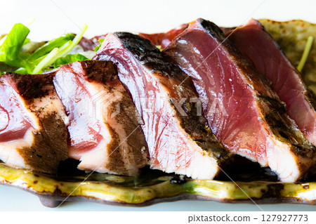 Delicious seared bonito 127927773