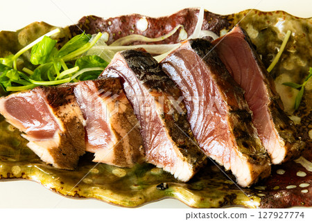 Delicious seared bonito 127927774