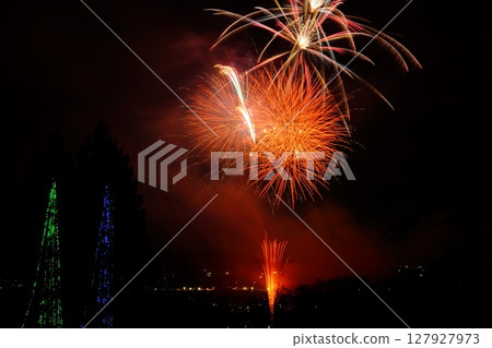 Radiating fireworks [Tsukui, Sagamihara City, November] 127927973