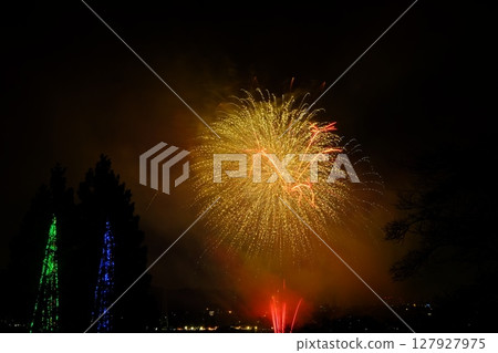 Smoke-filled fireworks [Tsukui, Sagamihara City, November] 127927975