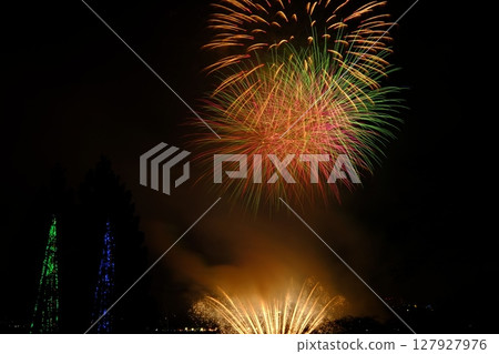 Fireworks lighting up the autumn night sky [Tsukui, Sagamihara City, November] 127927976