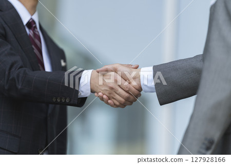 The hand of the businessman shaking hands The hand of the businessman shaking hands 127928166
