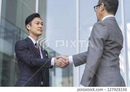 握手的商人 127928198