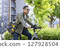 騎自行車旅行的老人 127928504