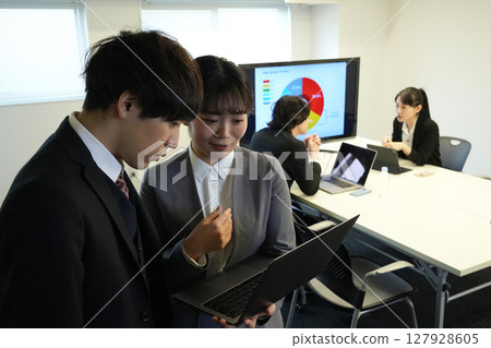 在會議室開會的商人 在會議室開會的商人 127928605
