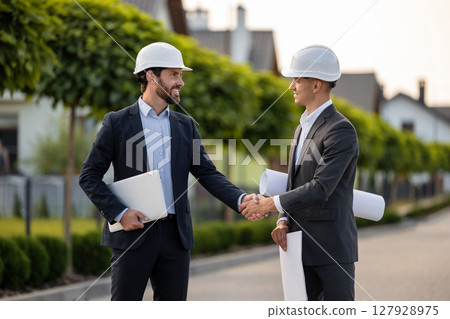 Engineers coordinating project with digital tools 127928975