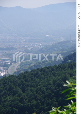 從愛媛縣四國中央市的求政堂展望台眺望松山自動車道及三島川江交流道 從愛媛縣四國中央市的求政堂展望台眺望松山自動車道及三島川江交流道 127929273