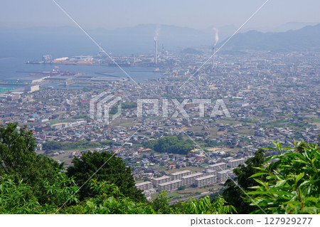 從愛媛郡四國中央市郡上展望台眺望川之江 從愛媛郡四國中央市郡上展望台眺望川之江 127929277
