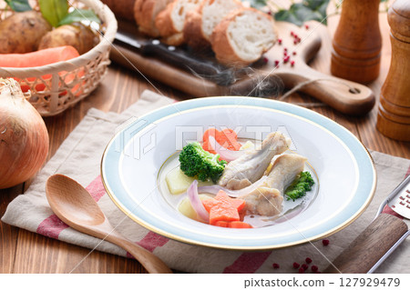 西式雞翅燉湯，搭配色彩繽紛的蔬菜和溫暖的家常菜 127929479