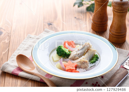 西式雞翅燉湯，搭配色彩繽紛的蔬菜和溫暖的家常菜 127929486