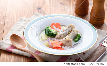 西式雞翅燉湯，搭配色彩繽紛的蔬菜和溫暖的家常菜 127929487