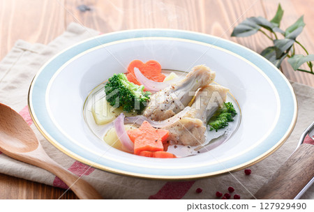 西式雞翅燉湯，搭配色彩繽紛的蔬菜和溫暖的家常菜 127929490