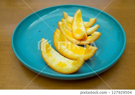 Navel orange peel after eating 127929504