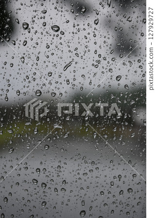 Raindrops on the car window 127929727