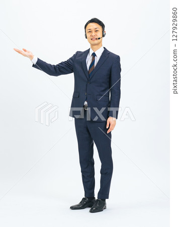 一位中年男性商務人士進行演講的全身照片 127929860