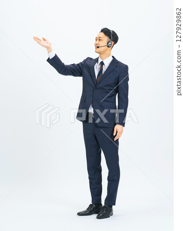 一位中年男性商務人士進行演講的全身照片 127929862