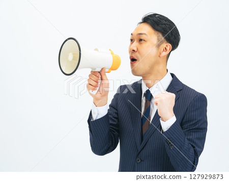 中年男性商人用擴音器喊話 中年男性商人用擴音器喊話 127929873