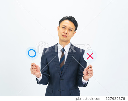 一位中年男性商人正在為是否通過而苦苦掙扎 127929876
