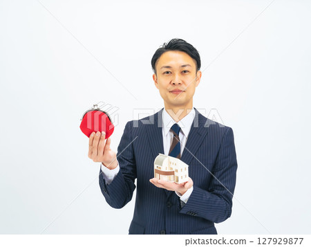 拿著房屋模型和錢包的中年男性商人 127929877