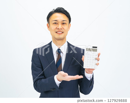 中年男性商人展示計算器 中年男性商人展示計算器 127929888