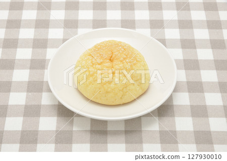 白盤子裡的甜瓜麵包 白盤子裡的甜瓜麵包 127930010