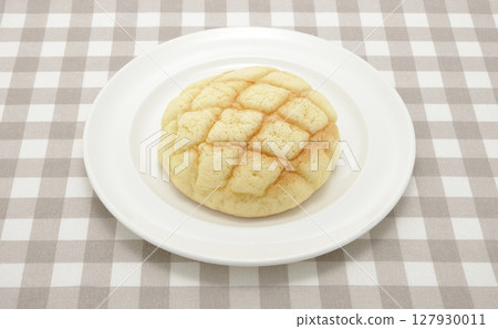 白盤子裡的甜瓜麵包 白盤子裡的甜瓜麵包 127930011